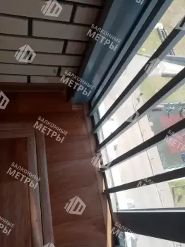 Отделка пола и потолка на балконе