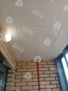 Отделка пола и потолка на балконе