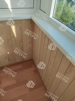 Холодное остекление балкона и отделка деревянной вагонкой