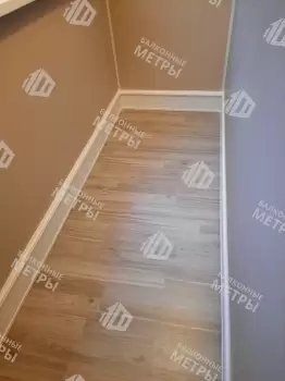 Отделка балкона панелями ПВХ и ламинат и установка кованого настенного плафона