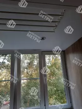 Отделка балкона под ключ ламинатом и натяжным потолком