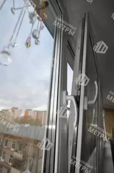 Остекление лоджии окнами с мультифункциональным стеклопакетом и отделка