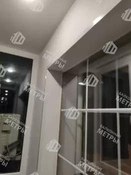 Панорамное остекление и отделка п-образного балкона с утеплением